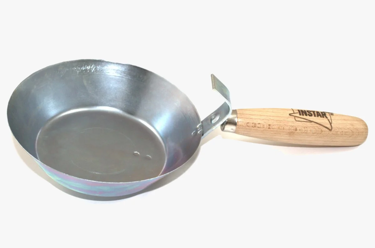 Czerpak murarski ocynkowany 170 mm z drewnianym uchwytem Instar – widok z boku