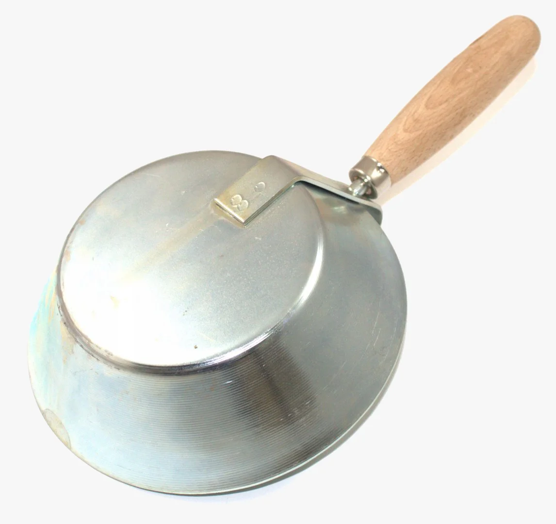 Czerpak murarski ocynkowany 170 mm Instar – widok od spodu