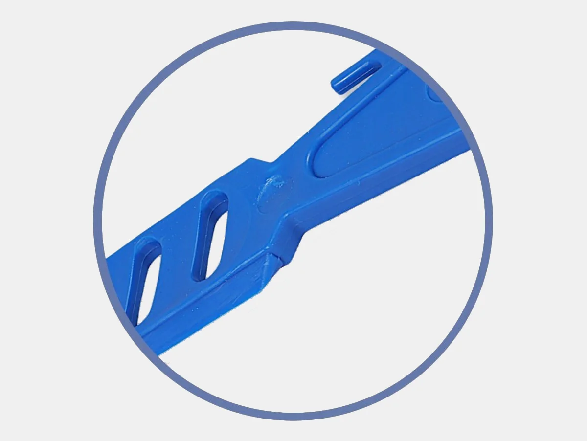 Zbliżenie na środkową część plastikowego mieszadła do farb