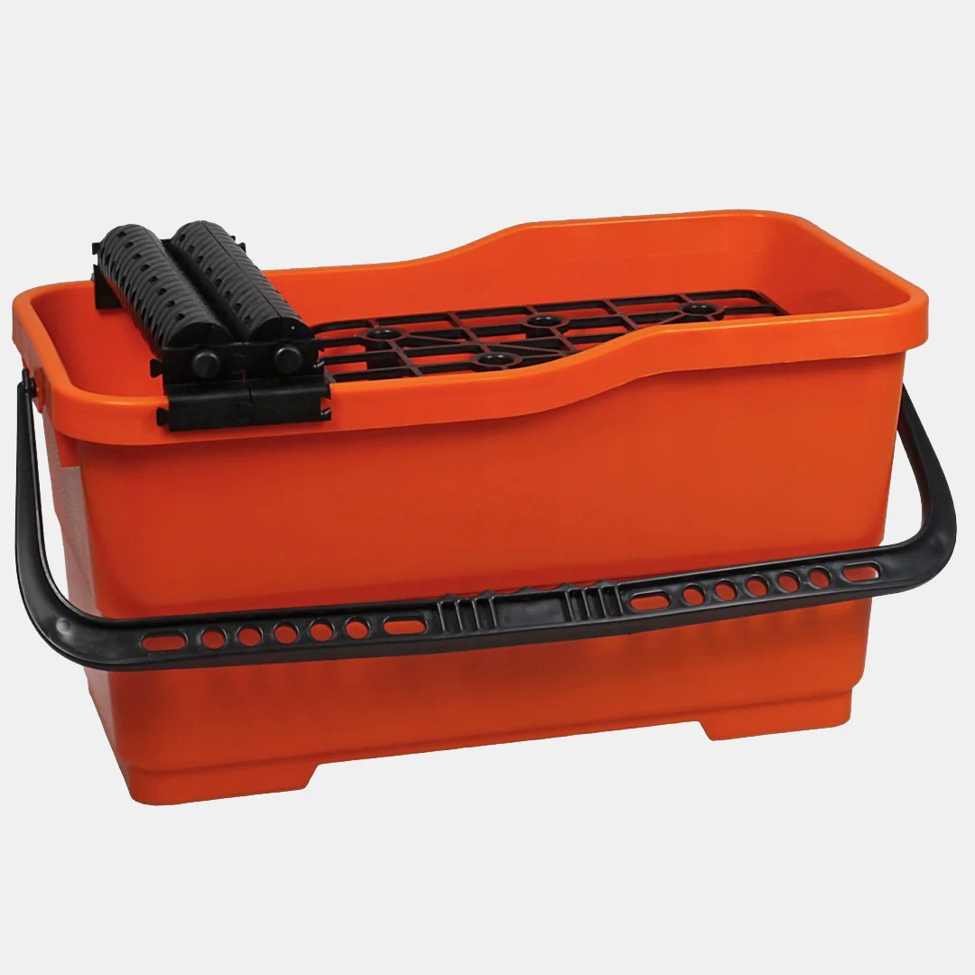 Rolki wyciskowe zamontowane na wiadrze glazurniczym