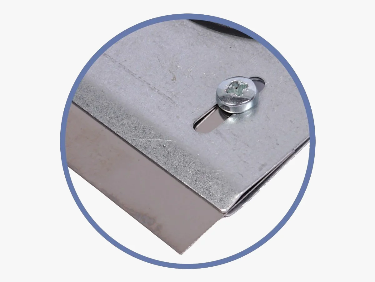 Detal wymiennego ostrza ze stali nierdzewnej w skrobaku malarskim INSTAR 100 mm