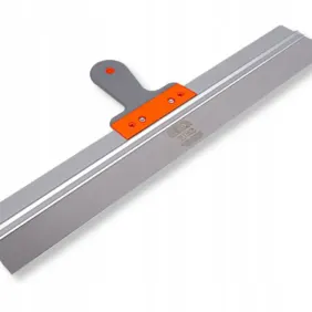 Szpachla fasadowa nierdzewna z uchwytem u góry widziana z lekkiej perspektywy